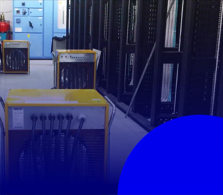 Hvad er en belastningsbank? – Pålidelig belastningstest forklaret En belastningsbank er en teknisk enhed, der bruges til belastningstest for at sikre udstyrsydelsen i serverrum og andre kritiske systemer.