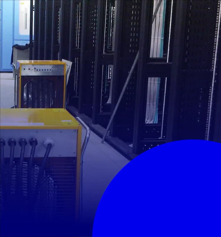 Hvad er en belastningsbank? – Pålidelig belastningstest forklaret En belastningsbank er en teknisk enhed, der bruges til belastningstest for at kontrollere udstyrsydelsen i serverrum og andre kritiske systemer.